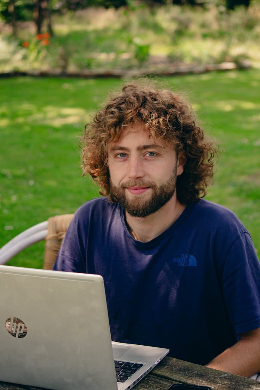 Stijn Veentjer durante a construção da escola de idiomas online